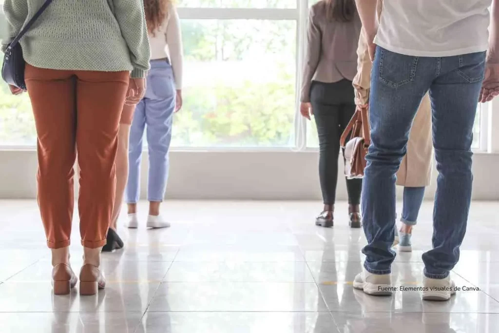 Aplazan otra vez el Concurso de la Contraloría: pruebas escritas serán el 22 de marzo de 2026 4 persona haciendo fila