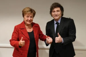 Javier Milei junto a Kristalina Georgieva en reunión oficial relacionada con el acuerdo con el FMI y la reforma laboral de Milei.