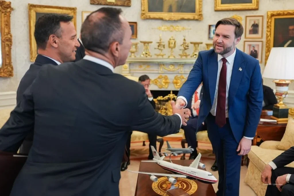 ¿Quién manda en Ecopetrol? Petro sostiene a Ricardo Roa a pesar del deterioro reputacional 2 El presidente Roa hizo parte de la comitiva que acompañó la visita de Petro a Washington.