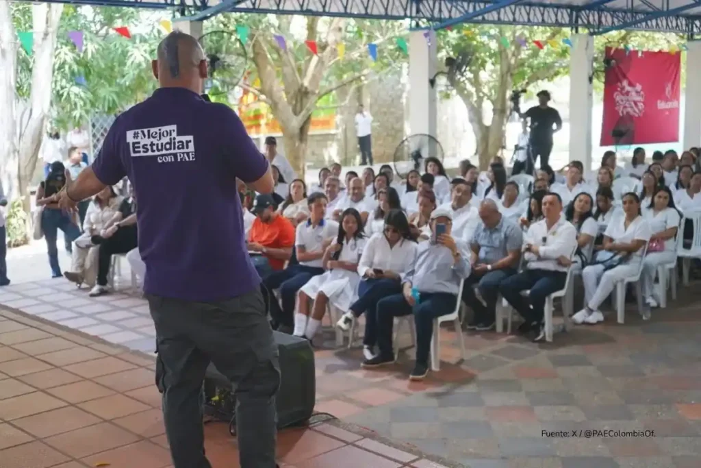 PAE: 800.000 estudiantes en riesgo por sobrecostos millonarios, alerta la Contraloría 3 7 3 11zon 11zon