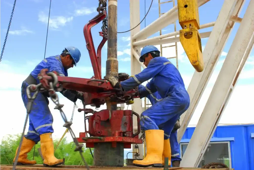 Petro insiste en importaciones de gas desde Venezuela como parte de los acuerdos con Washington 4 Operarios trabajan en una plataforma de perforación de gas, en el contexto del debate sobre importaciones de gas desde Venezuela.