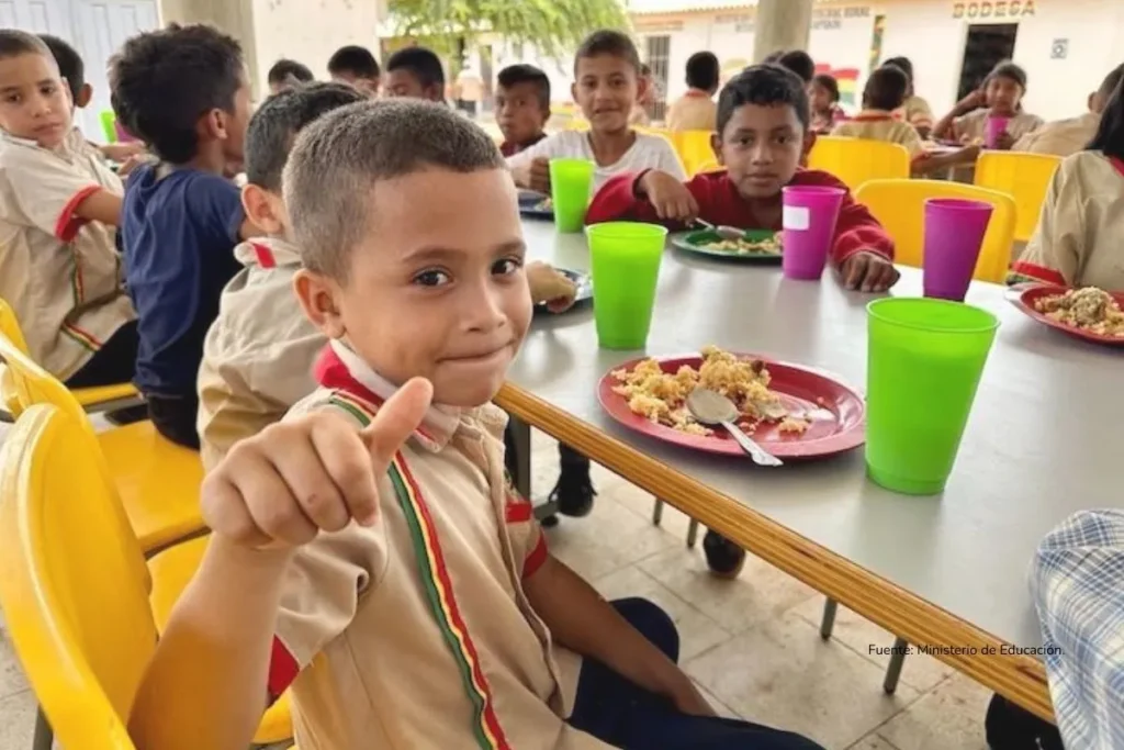 PAE: 800.000 estudiantes en riesgo por sobrecostos millonarios, alerta la Contraloría 4 8 4 11zon