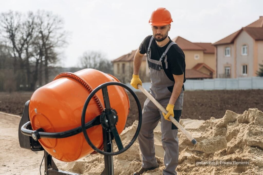 Mezcladoras de concreto: la herramienta clave para construir tu casa de forma más rápida y segura 2 Hombre trabajando con una mezcladora de concreto