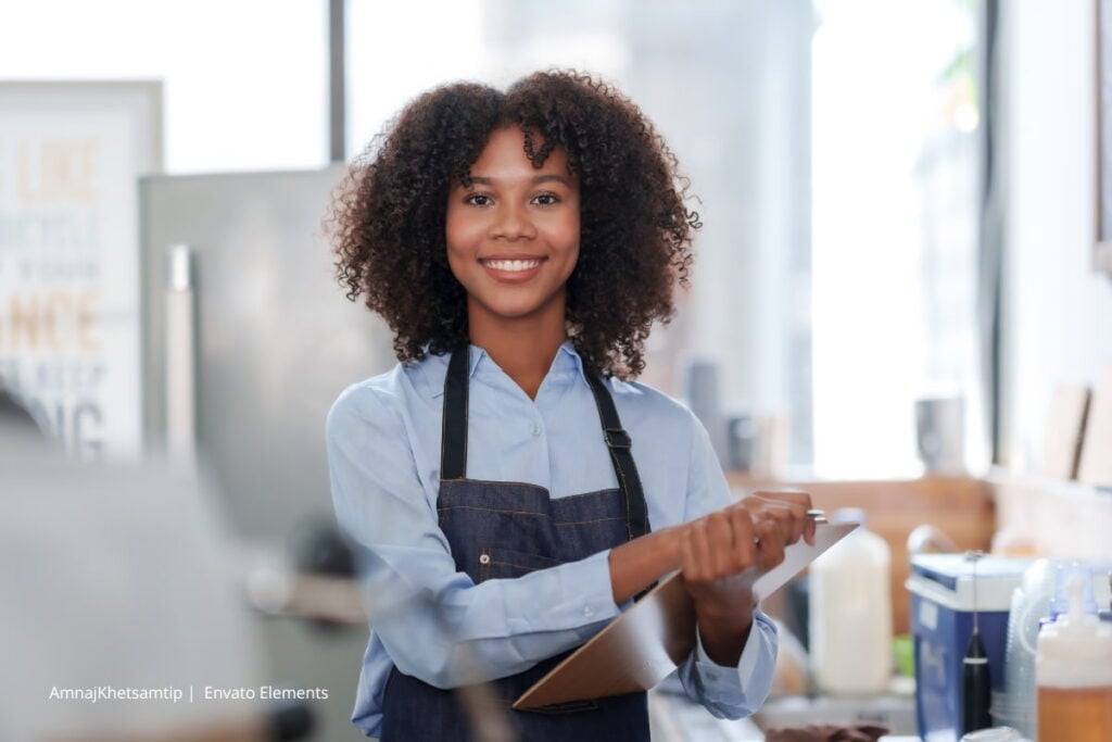 Mujer dirige un negocio