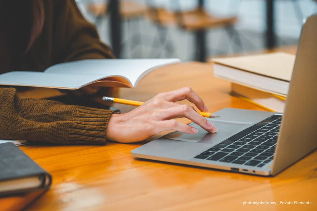 Nuevo curso de la CNSC abre inscripciones hasta el 19 de febrero: será virtual, gratuito y comenzará la próxima semana 2 curso de la CNSC, Persona frente a computador haciendo curso de la CNSC, Más Colombia