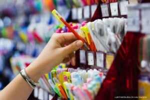 Feria Escolar 2026, adolescente visitando Feria Escolar 2026 de Rafael Uribe Uribe y Antonio Nariño, Más Colombia