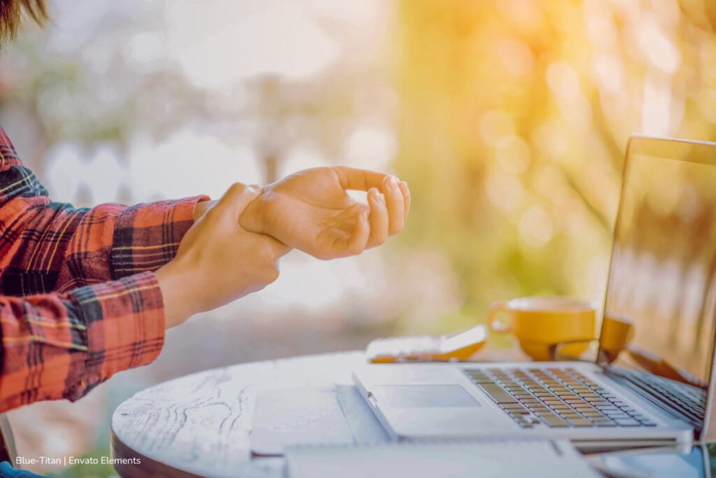 Teletrabajo sin lesiones: consejos para configurar tu escritorio en casa 4 teletrabajo sin lesiones, escritorio en casa, dolor de muñeca por acción repetitiva, Más Colombia