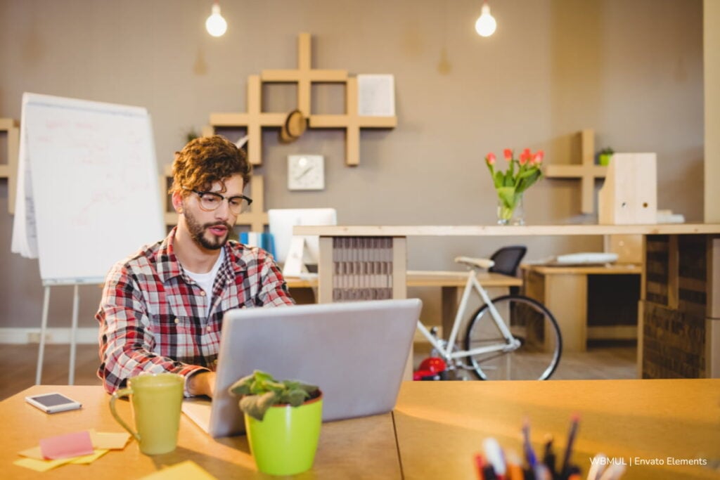 CNSC activa recaudo de la convocatoria Entidades del Orden Territorial y UAPA para ingreso: estos son los plazos y costos oficiales 2 convocatoria Entidades del Orden Territorial y UAPA, CNSC, hombre estudiando para la convocatoria Entidades del Orden Territorial y UAPA, Más Colombia