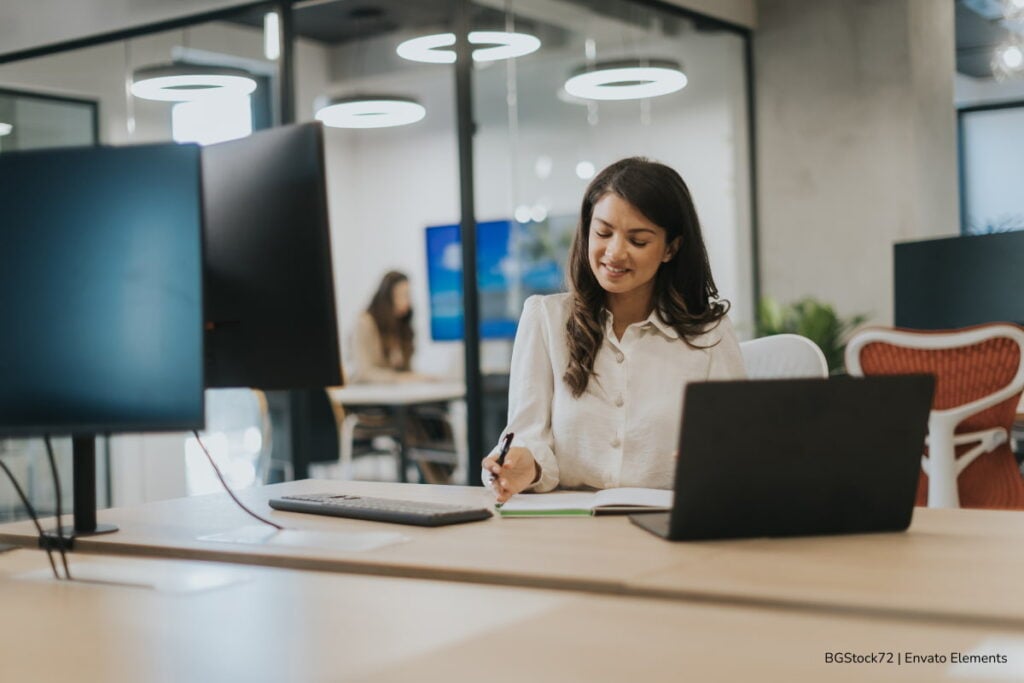 Si está participando en el Concurso Contraloría General, esto es lo que debe saber para presentar las pruebas escritas del 8 de febrero 2 concurso Contraloría General, pruebas escritas, mujer trabajando en la Contraloría General, Más Colombia