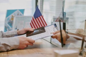 trabajar en Estados Unidos, persona solicitando visa para trabajar en Estados Unidos, Más Colombia