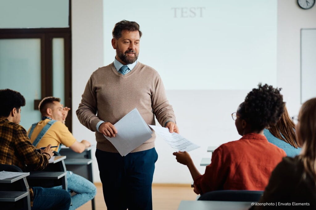 El concurso de ascenso 2026 entra en fase decisiva: abiertas las citaciones y publicadas las guías para la prueba pedagógica 2 concurso de ascenso 2026, docentes del 1278, prueba pedagógica, profesor entregando resultados de prueba pedagógica, Más Colombia