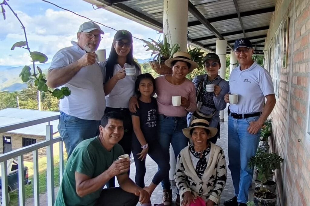 Familia de Indígenas Nasa demostró que es posible comprar el café a mejores precios y ganar dinero: la historia de Native Root Coffee 3 Native Root Coffee, café indígena del Cauca, vecinos y fundadores del café indígena del Cauca, Más Colombia