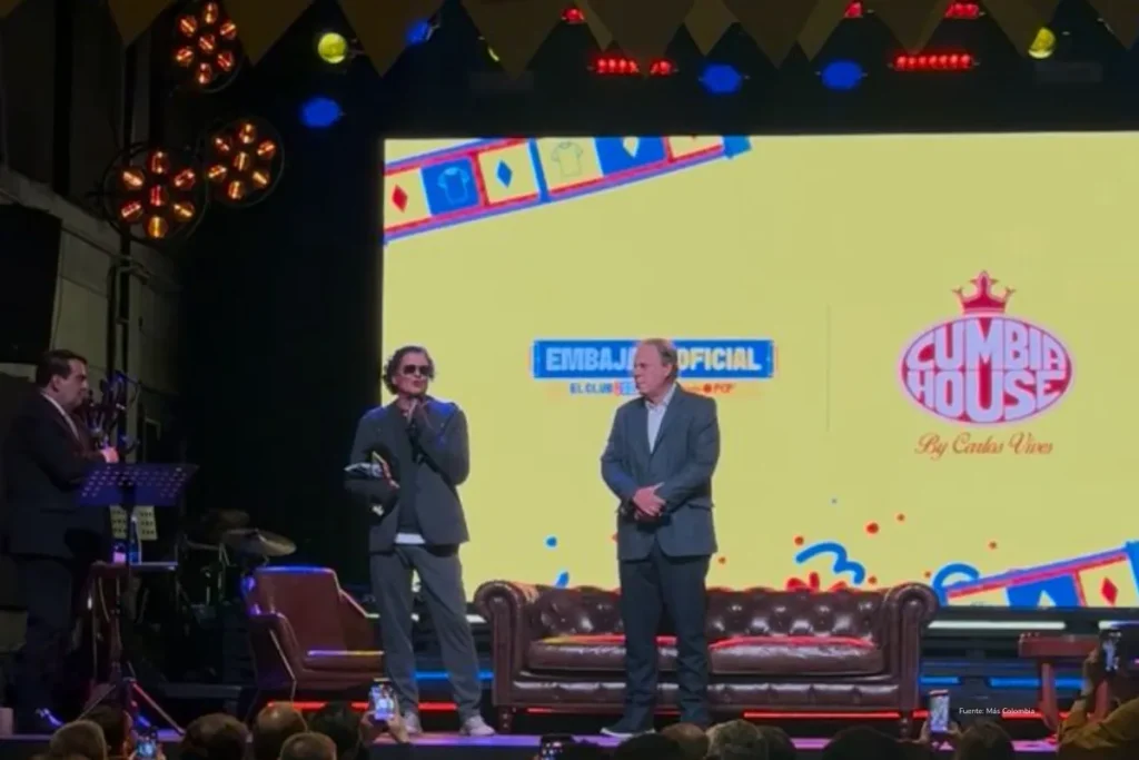 El Club de la Sele: la apuesta de la Federación para convertir al hincha en protagonista del nuevo ciclo mundialista 4 Carlos Vives habla en escenario durante el evento oficial de El Club de la Sele junto a directivos de la Federación Colombiana de Fútbol.