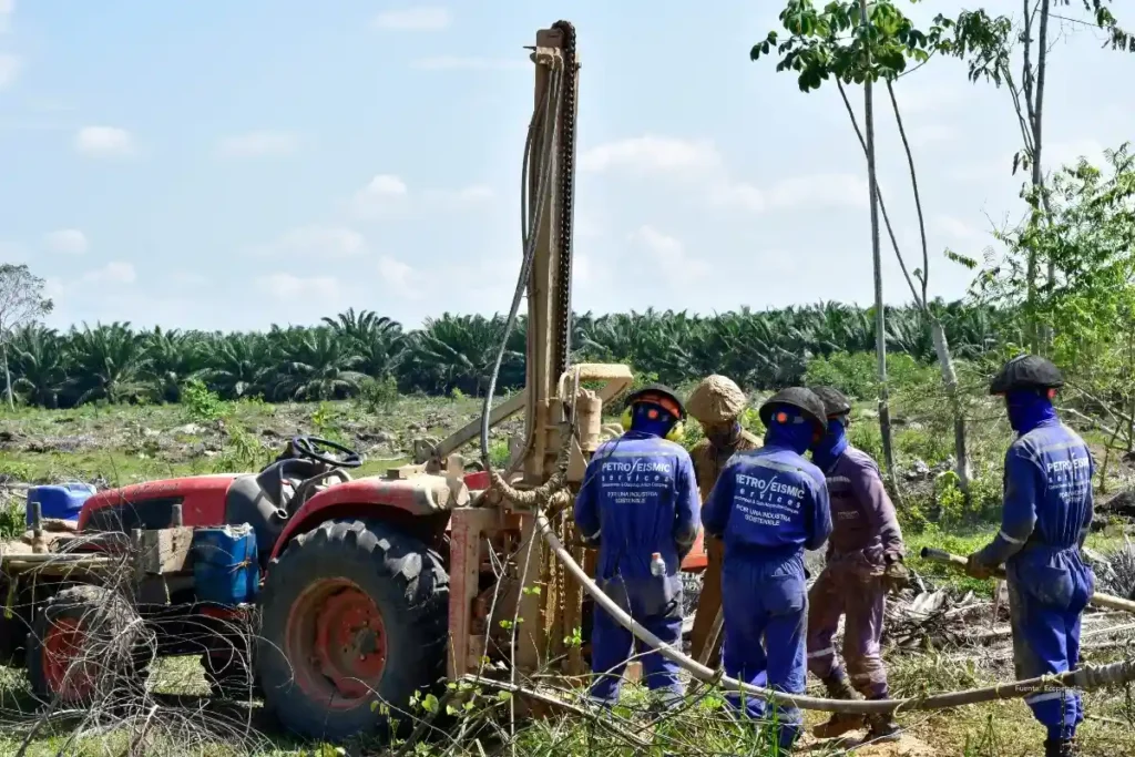 Utilidades de Ecopetrol en 2025 caen casi 40%: el legado de Ricardo Roa 4 Trabajadores del sector petrolero manipulan equipos de perforación en operaciones de Ecopetrol durante un año marcado por menores utilidades.