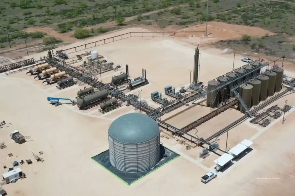 Escasea el petróleo en el mundo y la transición energética se esfuma del debate en Colombia 3 Instalaciones industriales utilizadas para procesamiento y almacenamiento de petróleo y gas en operaciones energéticas.