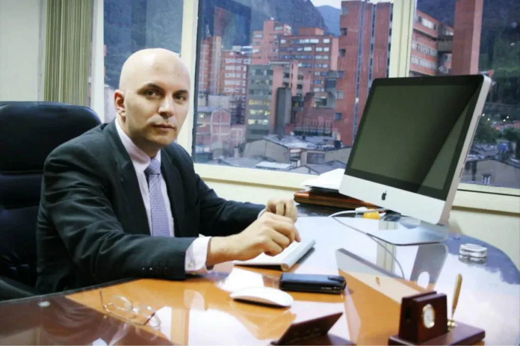 Lo que realmente cambiaría con el decreto de negociación colectiva de Gustavo Petro 2 Abogado experto analiza el alcance legal del decreto de negociación colectiva en Colombia desde su oficina.