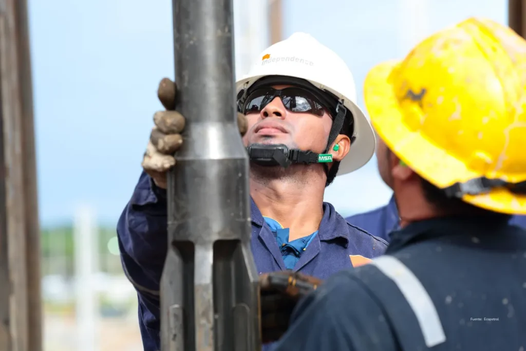 Utilidades de Ecopetrol en 2025 caen casi 40%: el legado de Ricardo Roa 2 Trabajadores del sector petrolero manipulan equipos de perforación en operaciones de Ecopetrol durante un año marcado por menores utilidades.