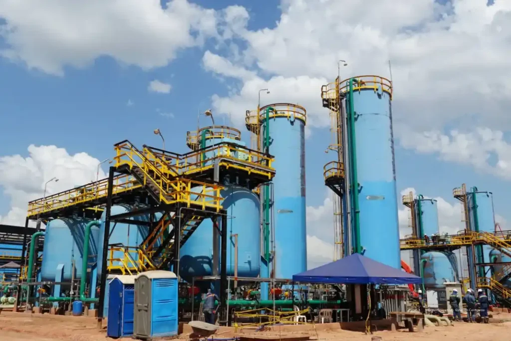 Escasea el petróleo en el mundo y la transición energética se esfuma del debate en Colombia 4 Planta industrial con grandes tanques y torres de procesamiento utilizadas en la industria del petróleo.