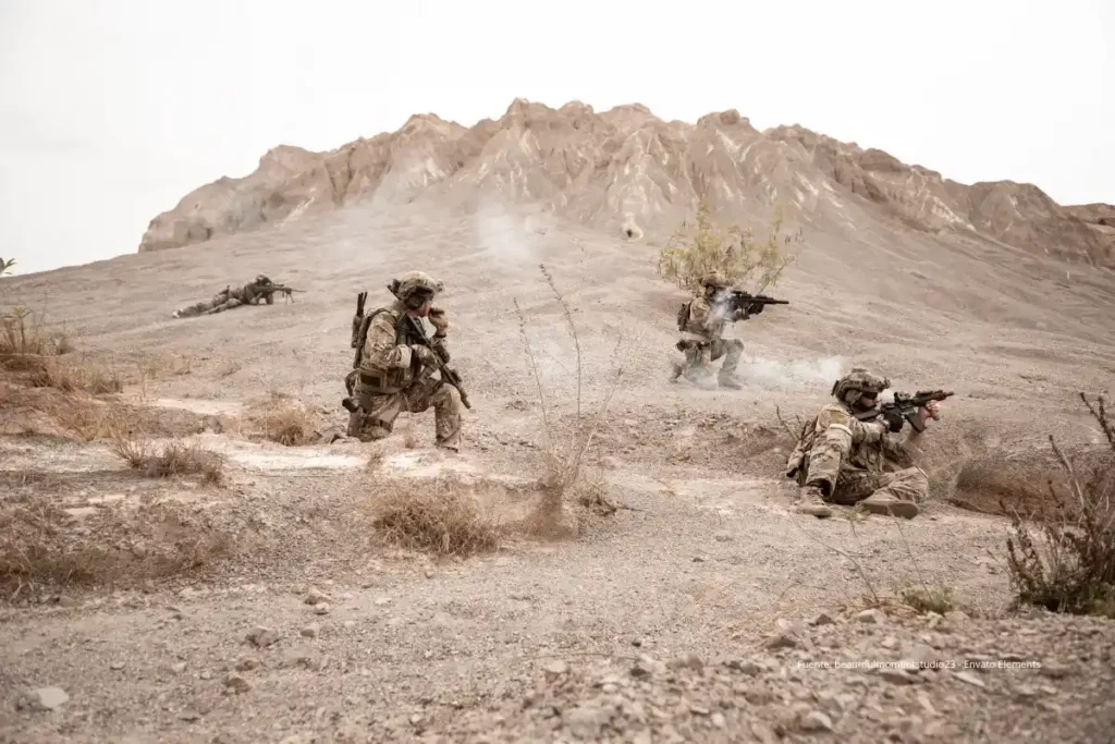 Guerra en Irán: ¿puede EE. UU. tomarse el estrecho de Ormuz? 4 Soldados armados avanzan en una operación militar en terreno desértico en medio de la guerra en Irán y la escalada de tensiones en Medio Oriente.