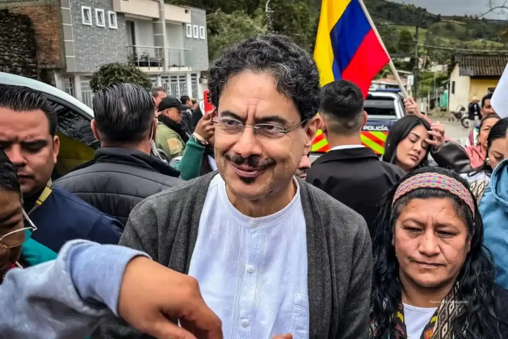 Propuestas de salud en las elecciones presidenciales: qué plantea cada candidato para reformar el sistema 4 Iván Cepeda conversa con ciudadanos durante una actividad política en el marco del debate sobre el sistema de salud en las elecciones presidenciales 2026 en Colombia.