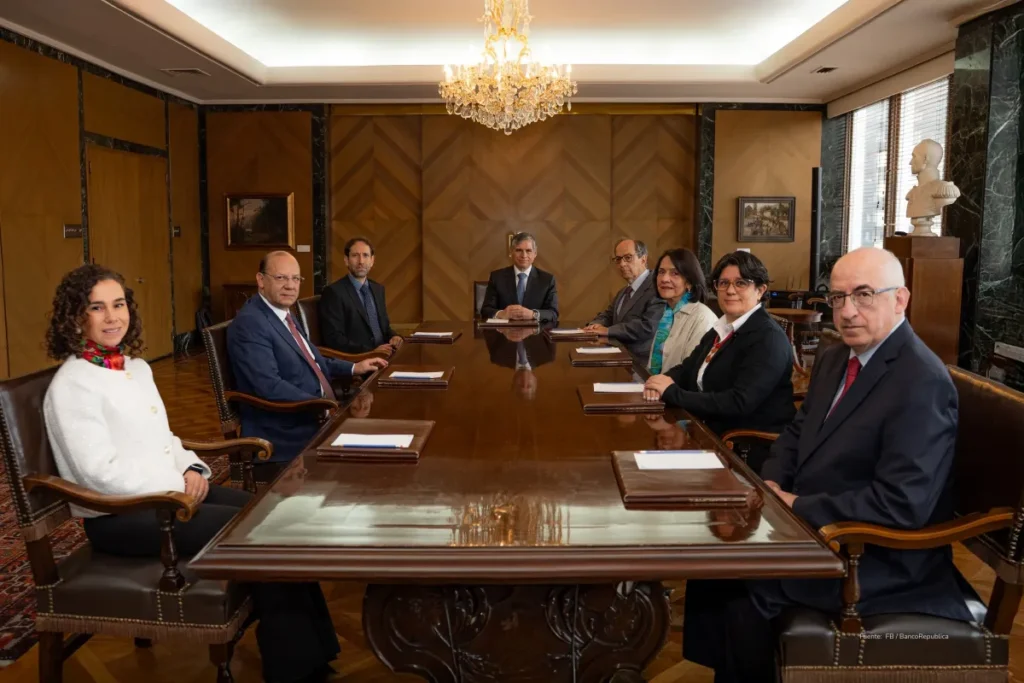 Miembros de la Junta Directiva del Banco de la República en sesión oficial mientras la inversión en Colombia marca su peor registro en enero en casi dos décadas.