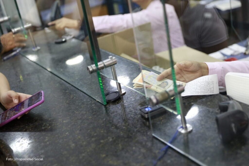 ¡Pilas! Queda poco plazo para reclamar pagos de Renta Ciudadana y Devolución del IVA en Colombia 4 Renta Ciudadana y Devolución del IVA, Persona recibiendo beneficio de Prosperidad Social, Más Colombia