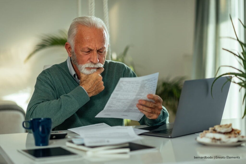 KOA y ExcelCredit: una fusión que transforma el acceso al ahorro y al crédito en Colombia 4 KOA, ExcelCredit, crédito en Colombia, hombre pensionado revisando cuentas de crédito, Más Colombia