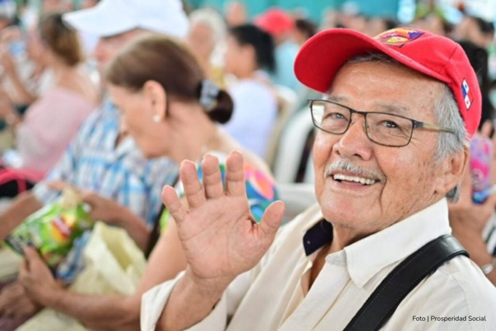 Nuevos operadores para el pago de subsidios 2026: SuRed y SuperGiros asumirán la operación nacional 3 pago de subsidios 2026, operadores de transferencias, hombre que pertenece al programa Colombia Mayor, Más Colombia