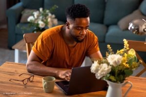 teletrabajo, hombre realizando teletrabajo, Más Colombia