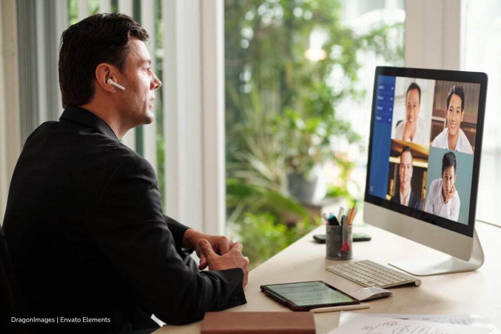 La falta de comunicación en directo en la era del teletrabajo: cuando las conversaciones de chat parecen más silenciosas que el silencio 4 teletrabajo, hombre realizando videollamada con equipo de trabajo, Más Colombia