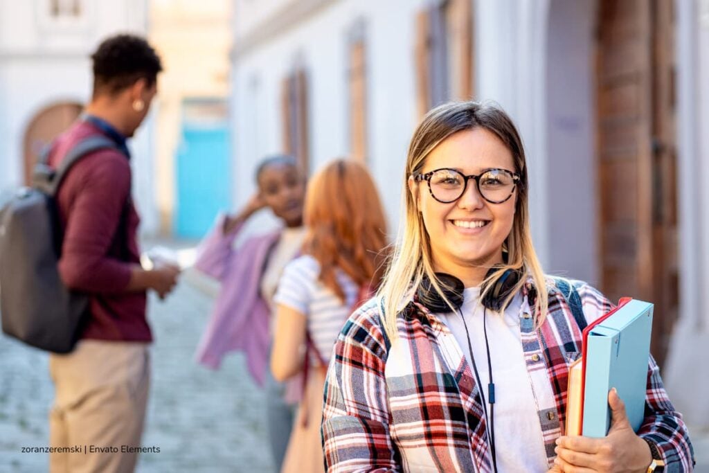 El Banco de la República patrocinará estudios en el exterior en 2026: requisitos para acceder 3 estudios en el exterior, becas del Banco de la República, joven becada para el exterior, Más Colombia
