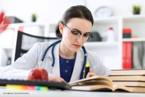 convocatoria en investigación de salud en Bogotá, mujer estudiando para convocatoria en investigación de salud en Bogotá, Más Colombia