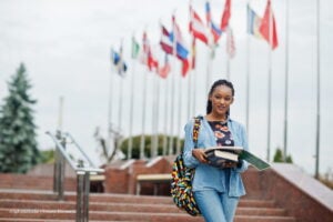 estudios en el exterior, becas del Banco de la República, mujer joven que realiza estudios en el exterior, Más Colombia