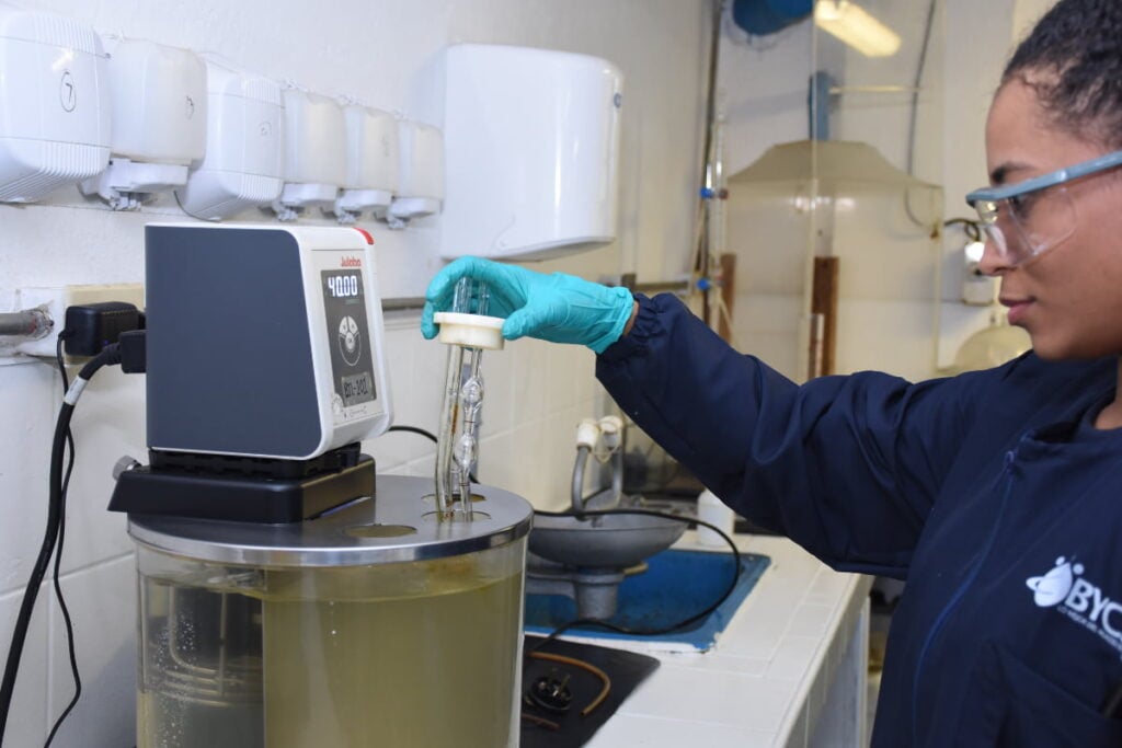 A punta de aditivos de biodegradación, empresa colombiana está cambiando la industria del plástico 2 industria del plástico, Cristian Halaby, BYCSA, mujer trabajando en BYCSA, Más Colombia