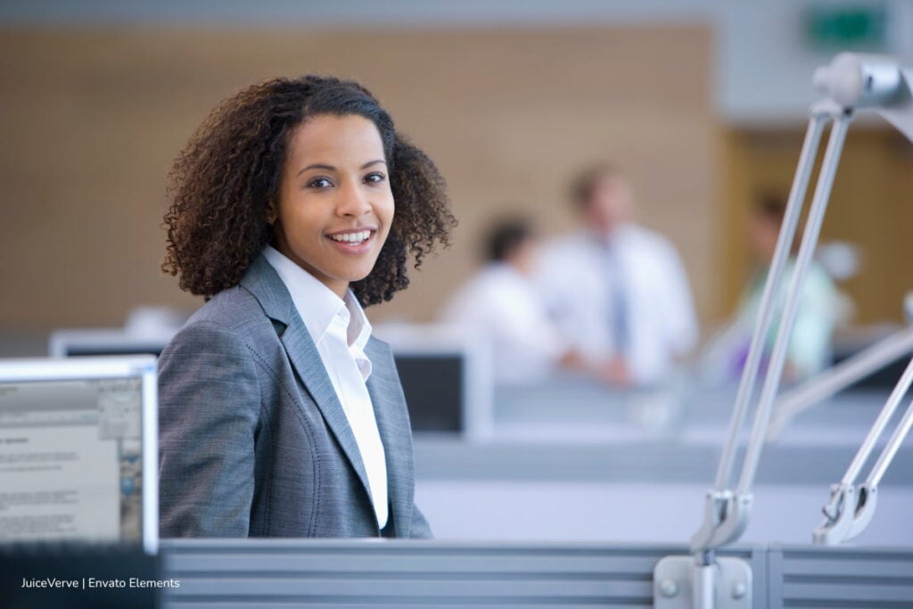 Trabajo en California: qué oportunidades hay, cuánto se gana y cómo suelen ser las condiciones laborales 4 trabajo en California, mujer trabajando en California, Más Colombia