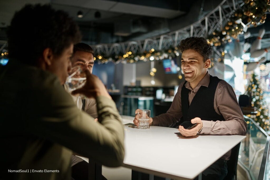 How Engaging in Stranger Chat Enhances Mental Well-Being 2 Stranger Chat, people talking in a café, Más Colombia