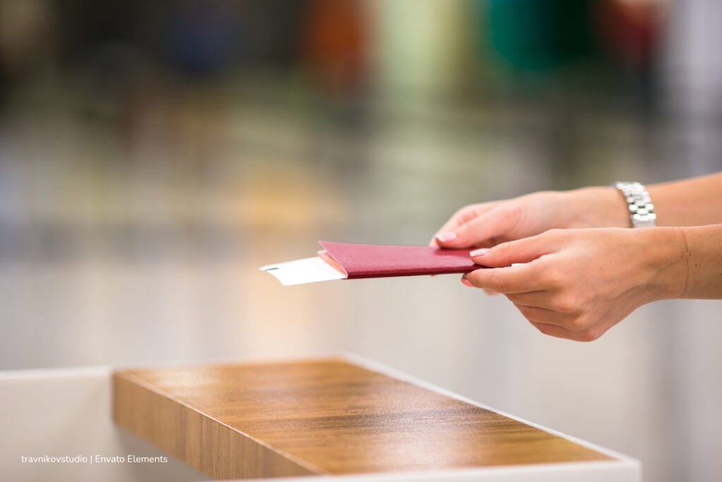 Habrá descuento en el pasaporte: así funciona el beneficio para quienes votaron en 2026 3 descuento en el pasaporte, certificado electoral, persona con pasaporte en las manos, Más Colombia