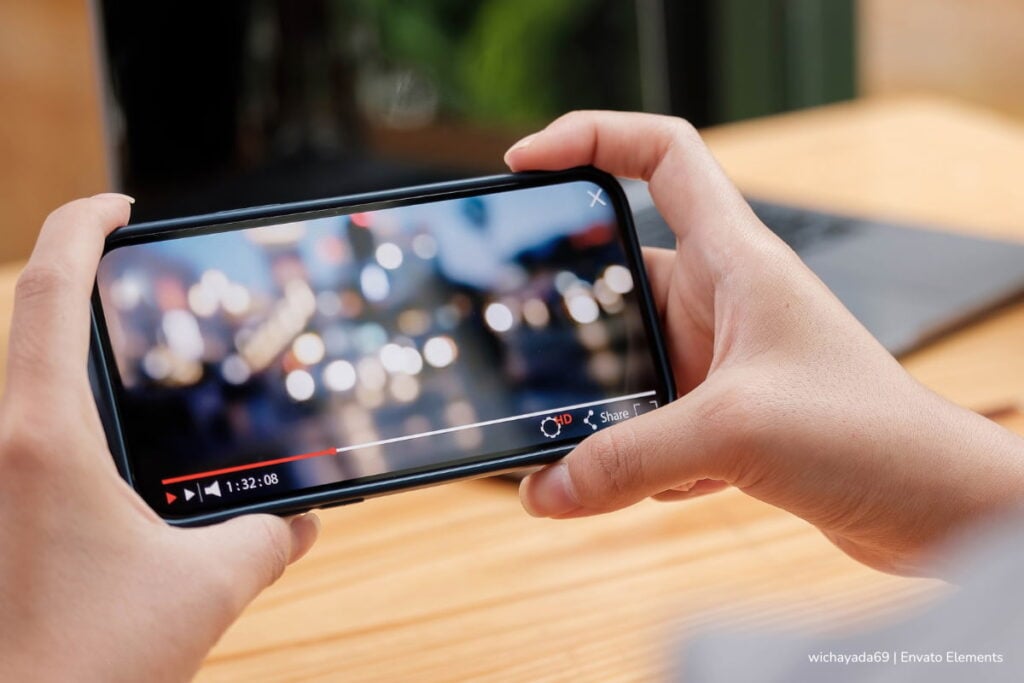 Manual para Ninjas: ¿de qué trata la nueva producción original de DITU que se estrenó el 4 de marzo? 3 Manual para Ninjas, DITU, plataforma de streaming colombiana, persona viendo serie en celular, Más Colombia