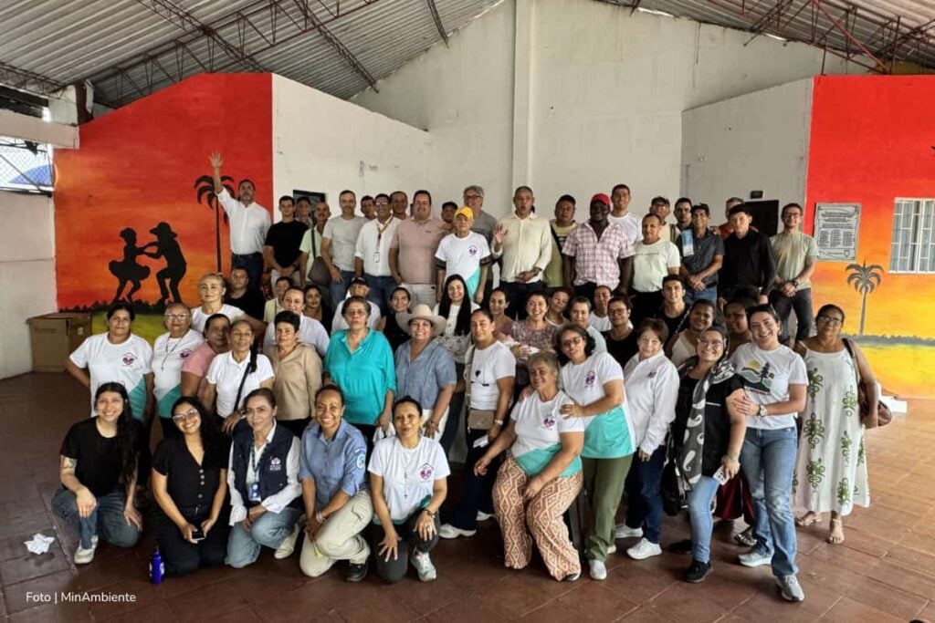 Protección del páramo Sumapaz: 5 municipios logran acuerdos para cuidar el agua y el ecosistema 2 protección del páramo Sumapaz, páramo Cruz Verde, personas que ayudan a proteger el páramo Cruz Verde, Más Colombia