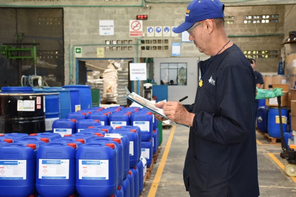 A punta de aditivos de biodegradación, empresa colombiana está cambiando la industria del plástico 4 industria del plástico, Cristian Halaby, BYCSA, supervisor de piso de industria de plástico, Más Colombia