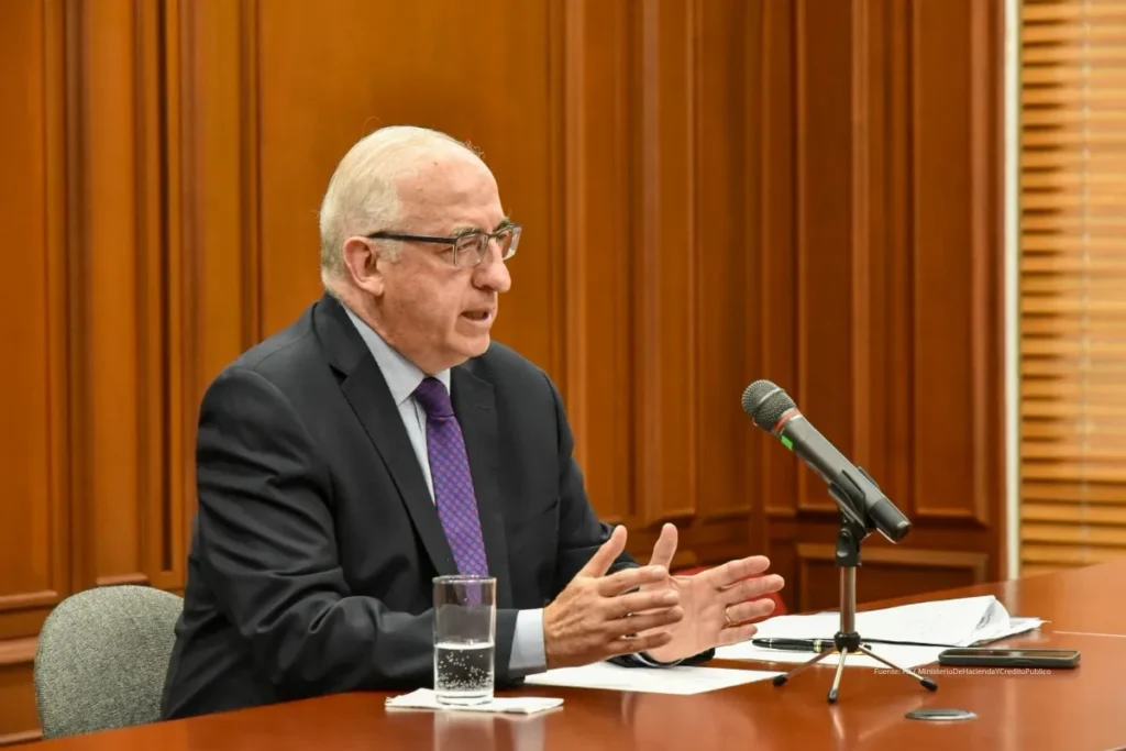 Tasa de interés en Colombia sube a 11,25%: el Banco de la República vuelve a frenar la economía 2 Gerente del Banco de la República explica la decisión de aumentar la tasa de interés en Colombia en una rueda de prensa.