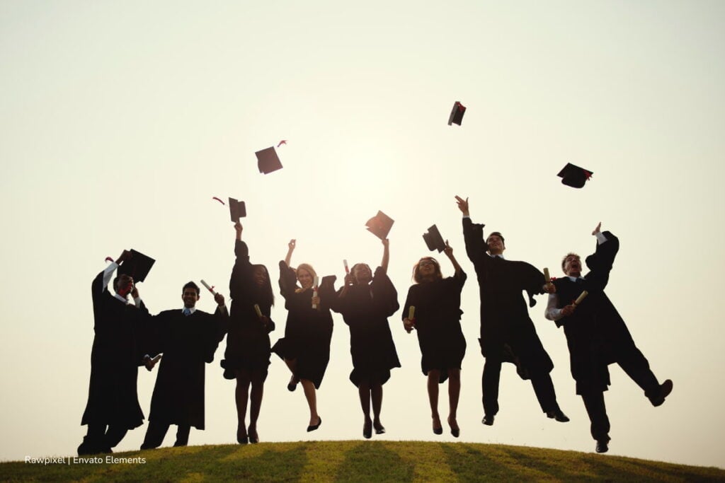 egresados universitarios, profesionales graduados, diploma y título de profesionales, Más Colombia