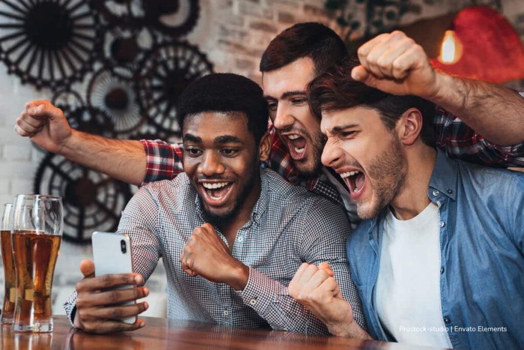 plataformas de apuestas, apuestas deportivas, apuestas en Colombia, hombres apostando en deportes, Más Colombia