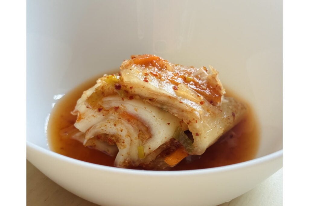 Chigüiras Kimchi: colombianas pasan de crear un emprendimiento local a ser embajadoras globales del kimchi 2 Chigüiras Kimchi, emprendimiento en Colombia, kimchi servido en plato, Más Colombia