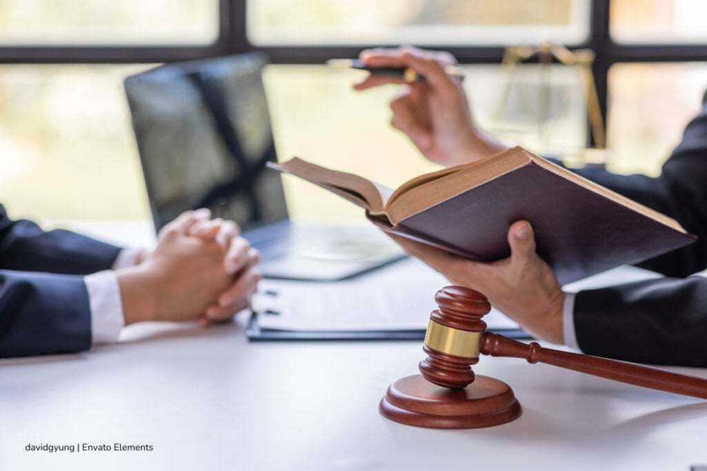 General audience: key considerations when seeking a weapons charges defense attorney in Florida 4 defense attorney, lawyer in courtroom, Más Colombia