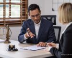 defense attorney, lawyer talking to client, Más Colombia