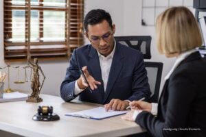 defense attorney, lawyer talking to client, Más Colombia