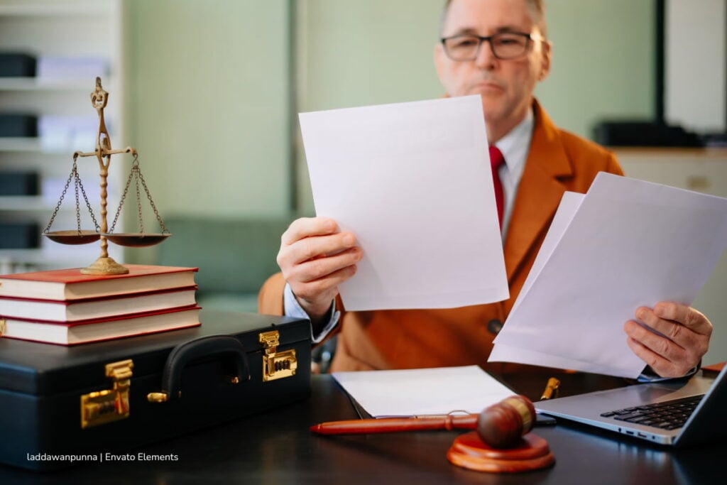 General audience: key considerations when seeking a weapons charges defense attorney in Florida 3 defense attorney, lawyer with documents, Más Colombia