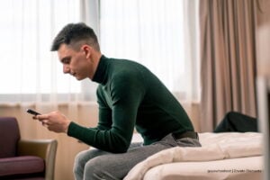 síndrome de cabeza caída, uso excesivo del celular, mala postura por el uso excesivo del celular, Más Colombia