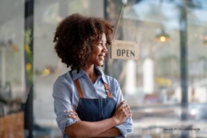 pequeña empresa, empresa emergente, mujer abriendo pequeña empresa, Más Colombia